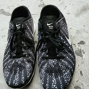 NEW!! NIKE FREE 5.0, SIZE 9 BLACK & WHITE
